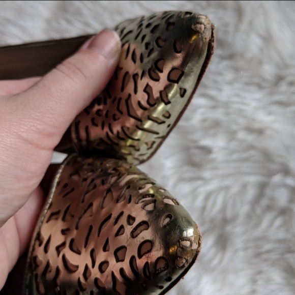 Alice + Olivia Gold Pumps - Size 35 - Picture 3 of 10